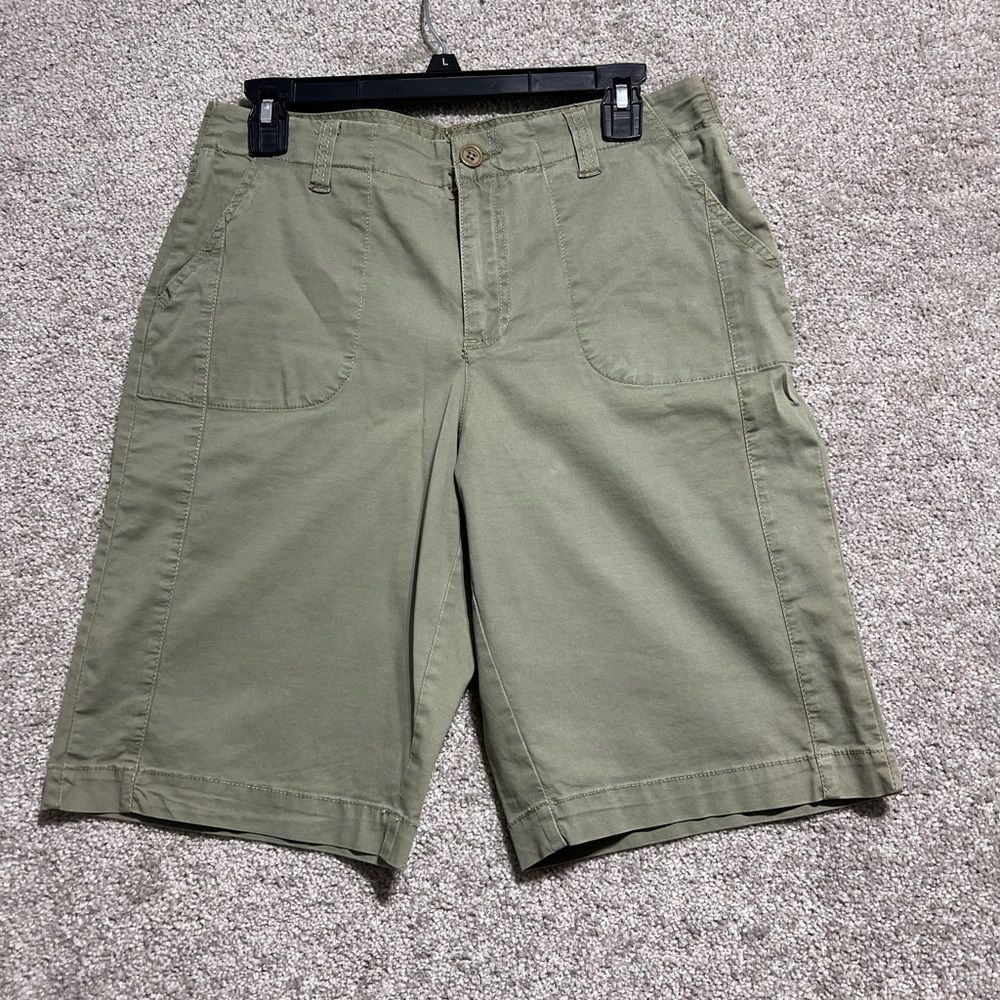 Mountain Lake Woman’s Green Bermuda Shorts Size 6